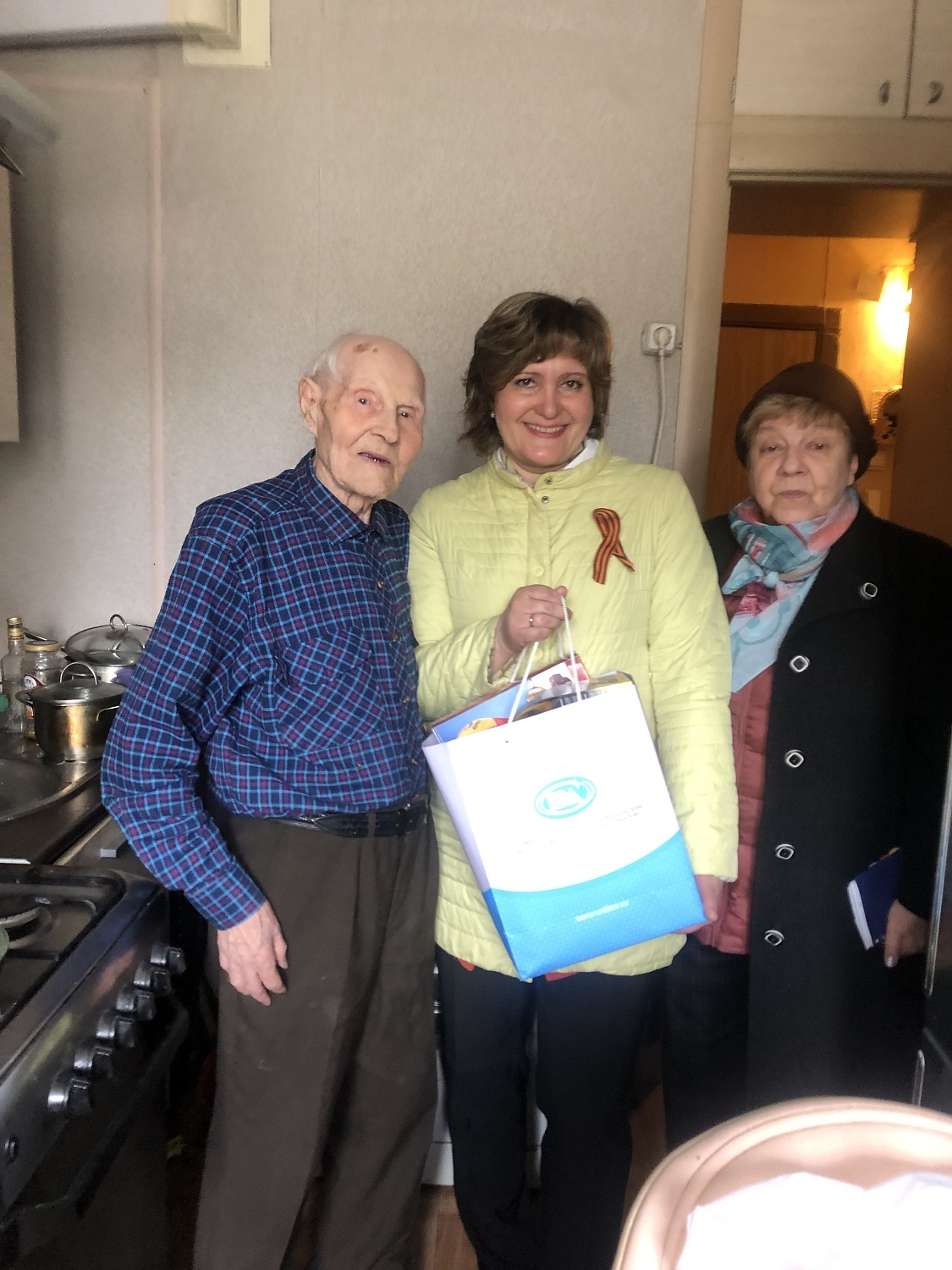 Сотрудники УНИИКМ поздравили ветеранов ВОВ с 79-ой годовщиной Великой Победы